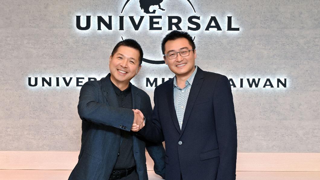 環球音樂集團大中華區主席暨執行長徐毅（右）和杰威爾音樂總經理楊峻榮攜手展開全新事業篇章。（圖／環球音樂提供）