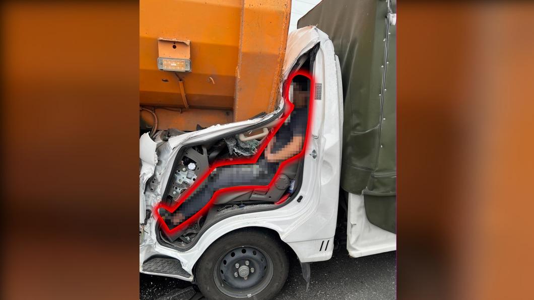小貨車追撞駕駛險壓成肉餅 國道警救援也驚:心臟要停了