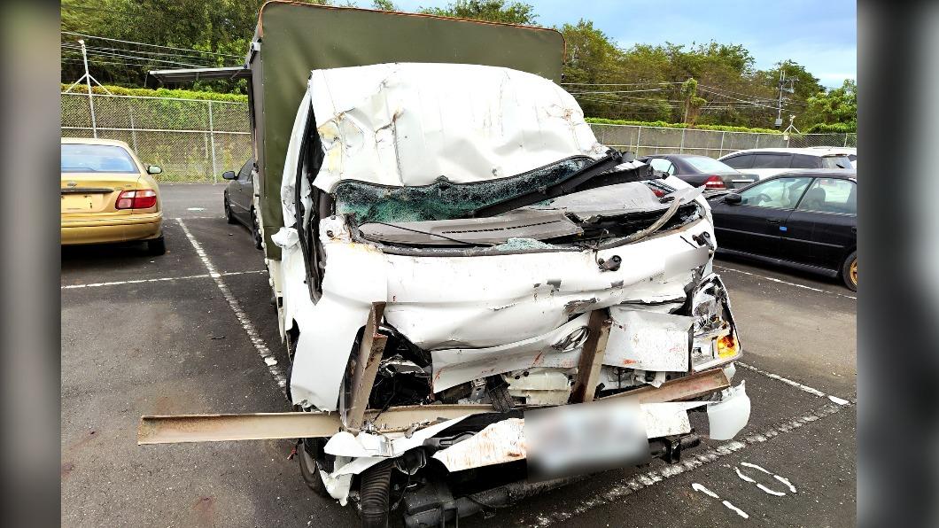 小貨車車頭被撞凹。（圖／國道公路警察局臉書）