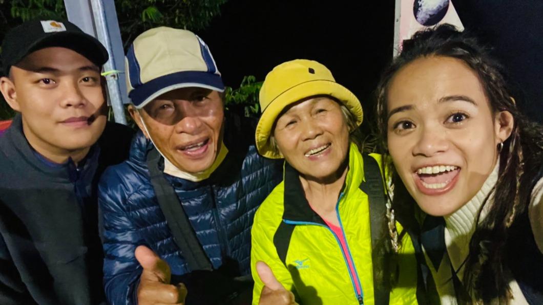 吱吱(右起)先前在苗栗表演時,阿公、阿嬤及弟弟特地從台東前往支持。(圖/有聲娛樂提供)