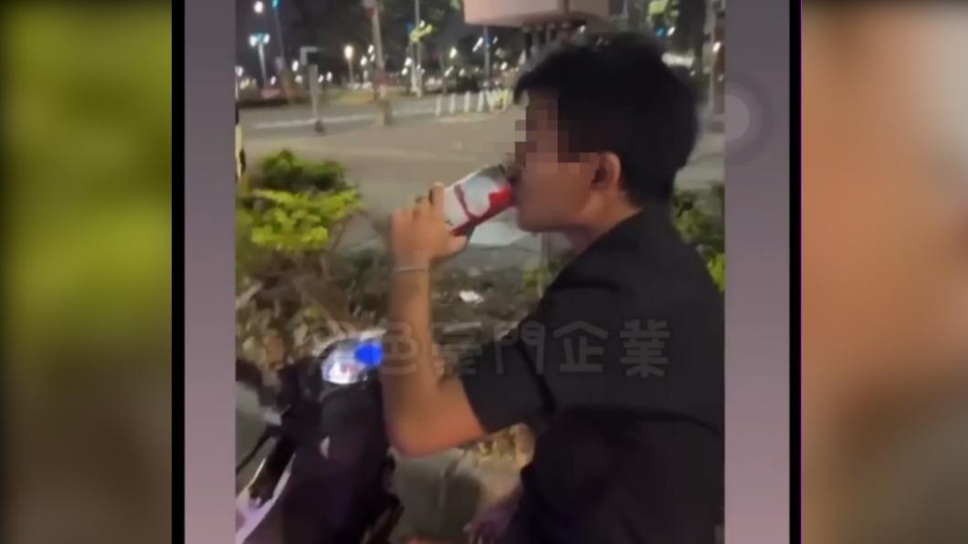 高雄「猴」騎車等紅燈猛灌啤酒 PO網稱:抱歉壓力有點大