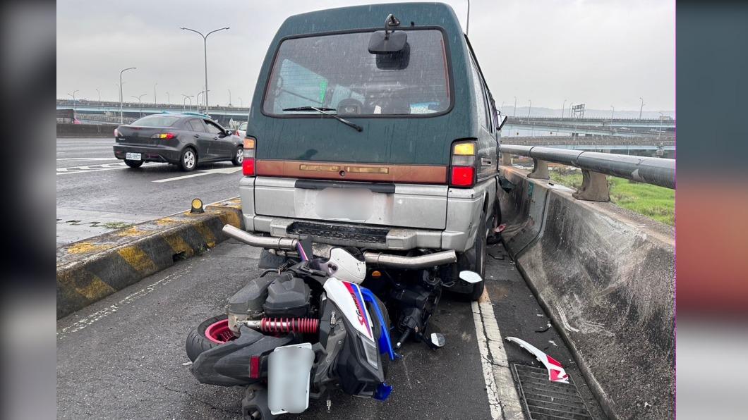 女駕駛「鬼切」 害廂型車失控衝進機車道　騎士嚇到自摔撞車