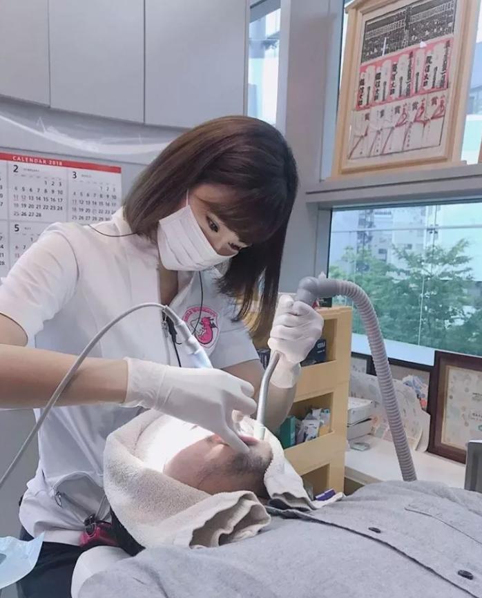 西原愛夏本身還是一名牙醫。(圖/翻攝自IG)