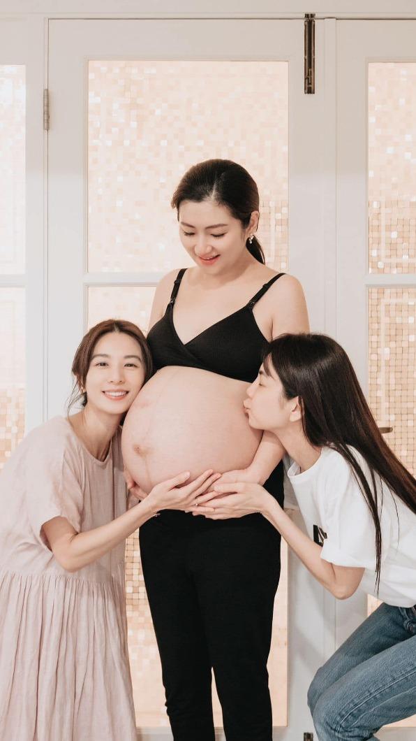 Hebe笑說和Ella都不是Selina兒子的乾媽。(圖/翻攝自Selina臉書)