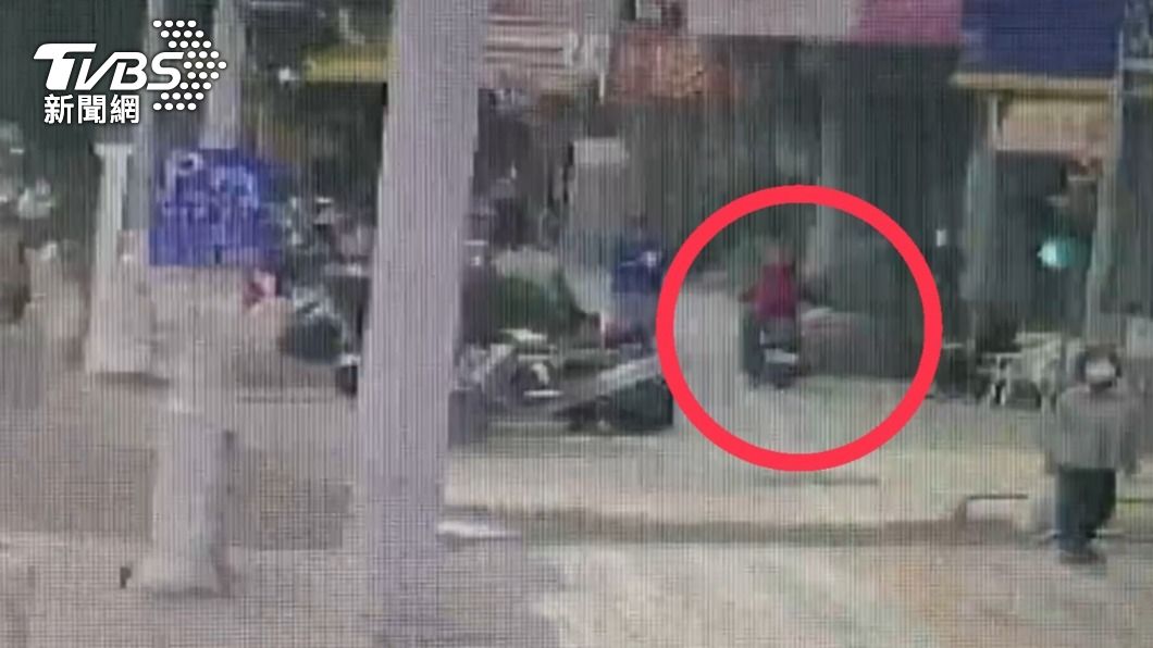 阿姨閃避行人，整部車直接右轉爆衝撞進診所。（圖／TVBS）
