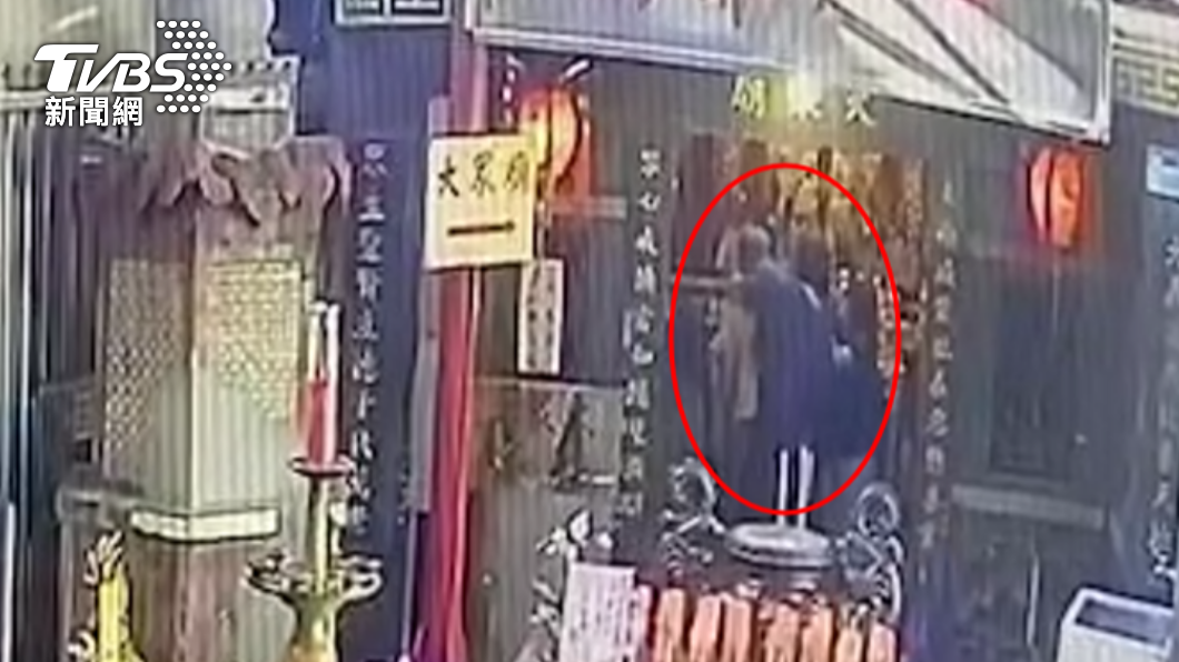 身障婦宮廟參拜和信眾爆口角 氣到從輪椅站起來勒他脖
