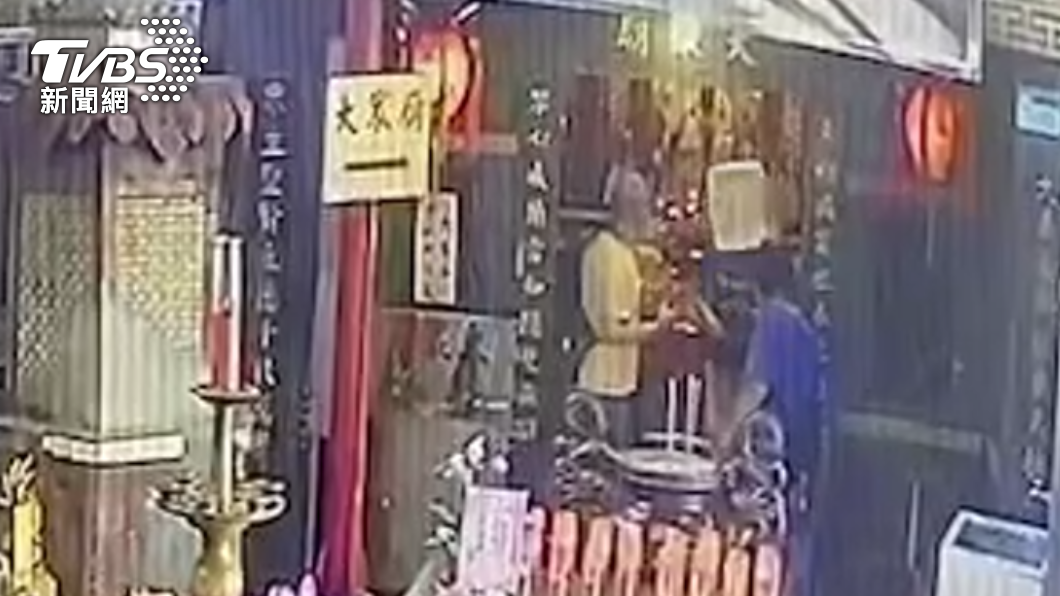 身障婦起初坐在輪椅上。（圖／TVBS）
