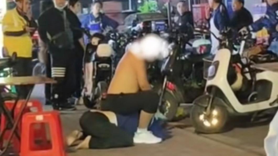 老人講電話太大聲!壯漢不滿「騎坐背上」 網一看怒噴:人渣