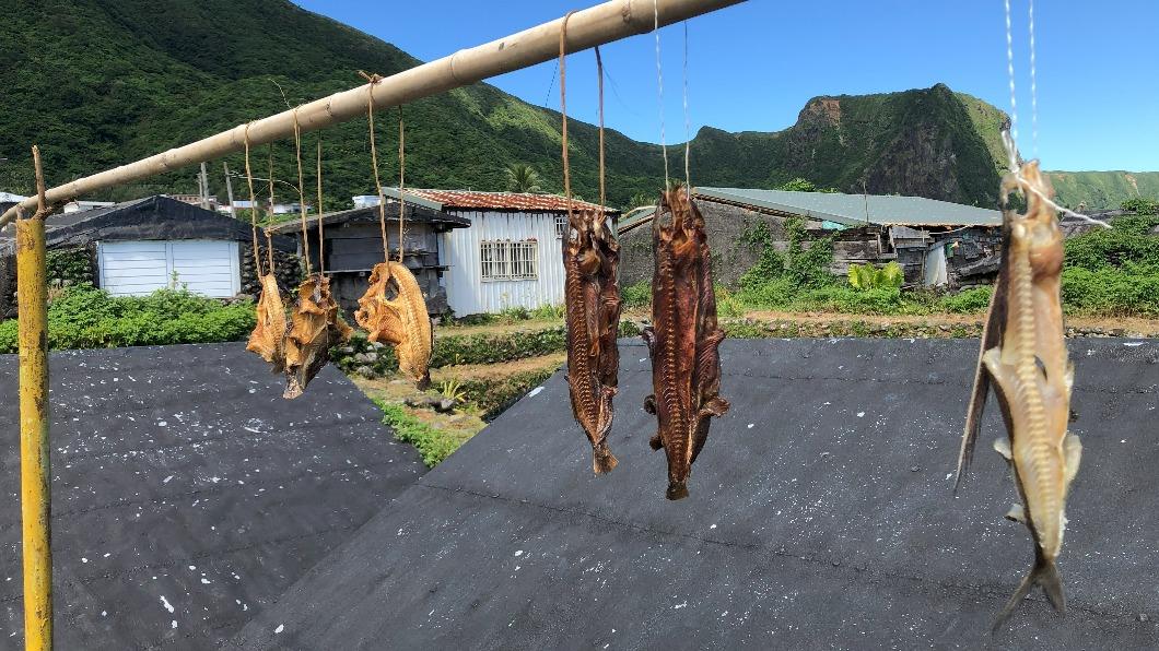 蘭嶼居民曬魚乾。(圖/公視提供)