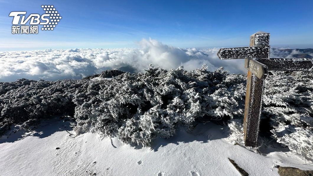 銀白世界包覆!入冬第一道雪報到 雪山圈谷積雪達10公分