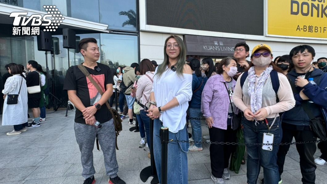 排隊人潮的第一位民眾早上八點就到場,表示因為非常期待所以不覺得累。(圖/TVBS)