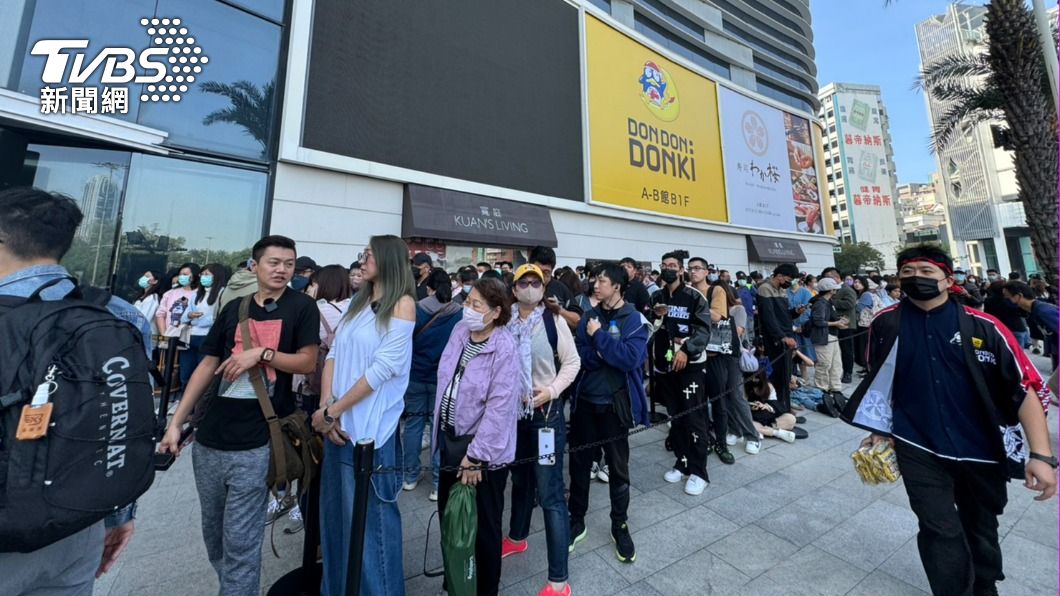 直擊!全台最大唐吉訶德高雄開幕 上百人潮擠爆週邊