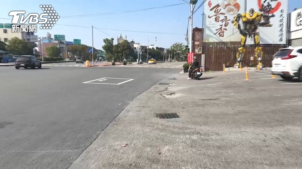 待撞區?雲林斗六奇葩「路中間待轉區」惹怨 市長火速塗銷