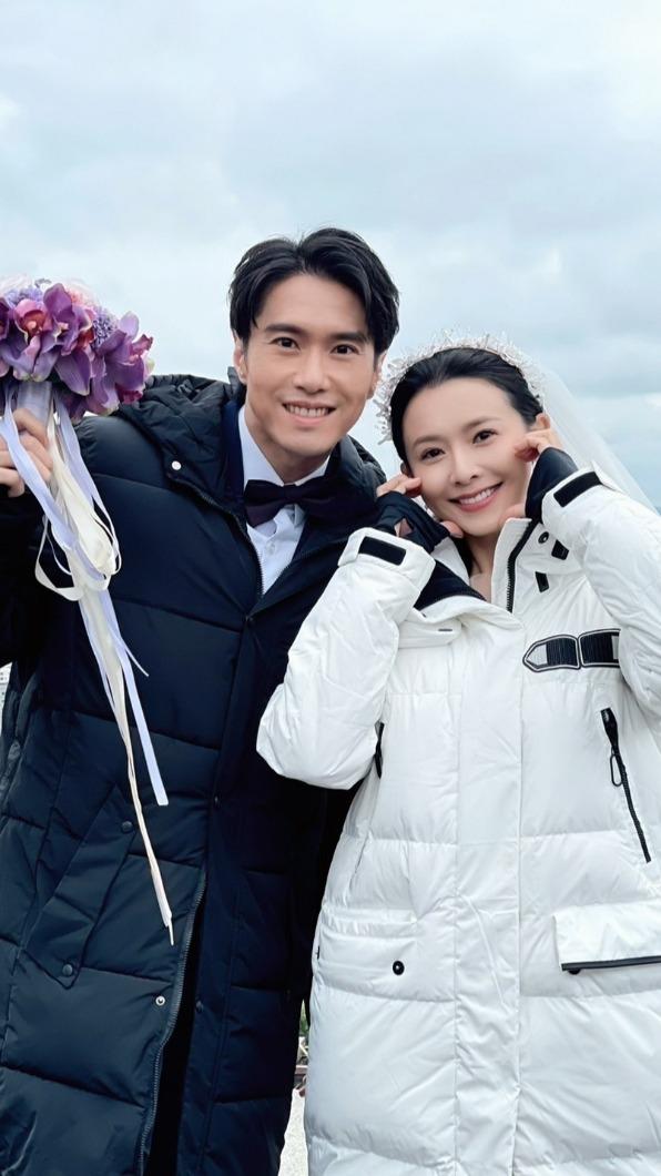 洪浩竣（左）跟吳婉君（右）頂著低溫上山拍婚紗。（圖／民視提供）