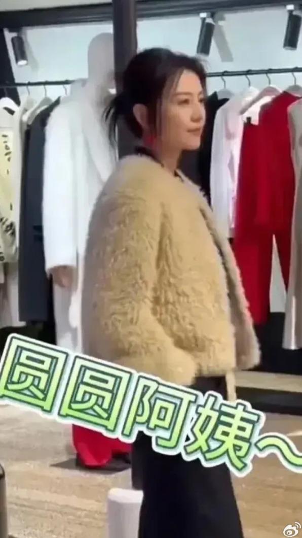 高圓圓被一名路人稱呼阿姨。（圖／翻攝自八倍镜追剧少女微博）