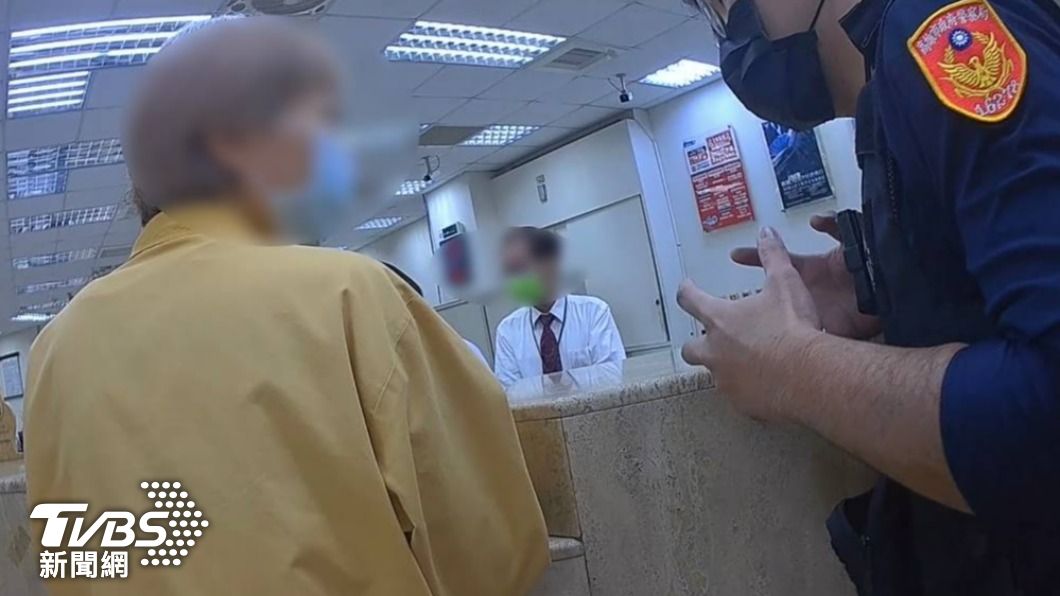 行員擔憂婦人遭到詐騙向警方報案。（圖／TVBS）