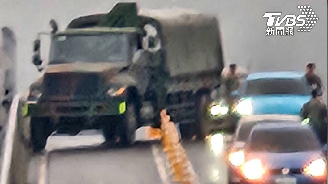 花蓮阿兵哥好暖心!軍卡車橫停避免車禍回堵 下車助警指揮交通