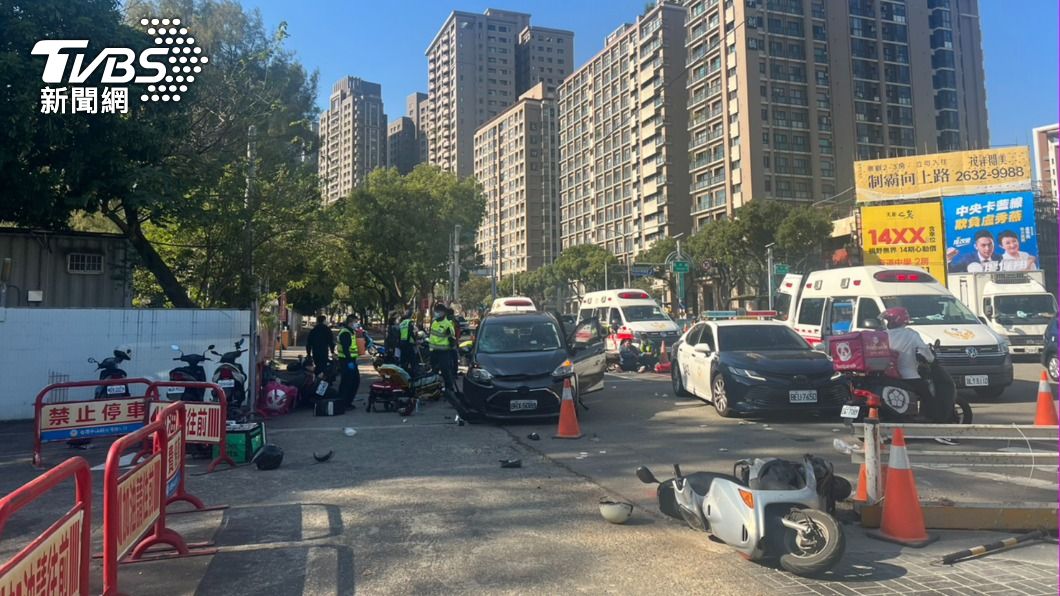 台中汽車駕駛恍神衝進待轉區 撞傷多名騎士