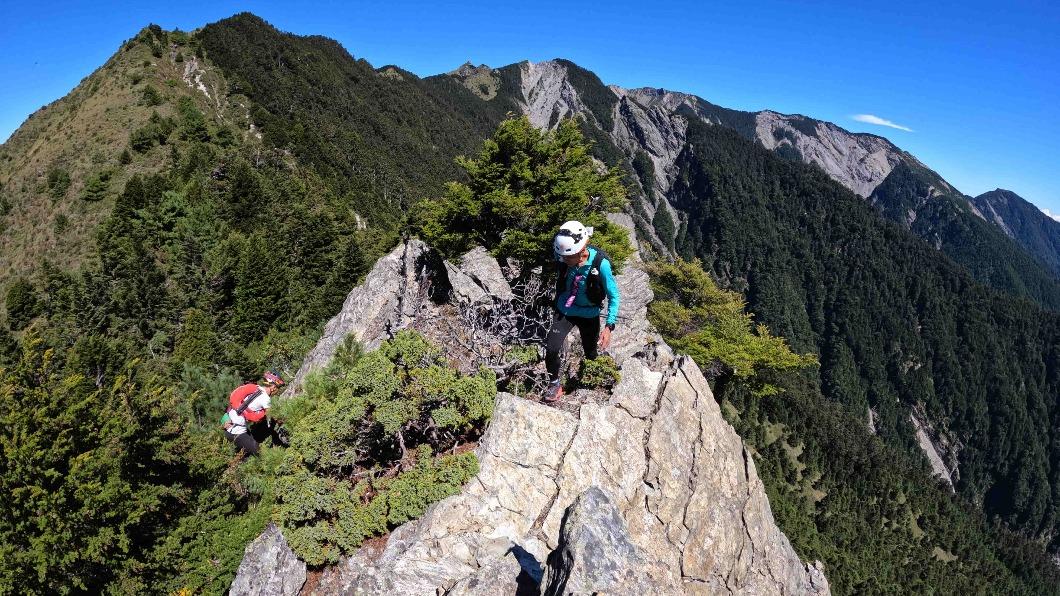 越野跑者古明政(右)與周青(左)奔走於瘦稜上探勘路線。(圖/活水文化事業有限公司提供)