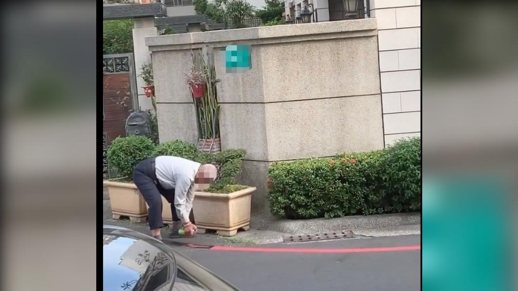 不爽家門有紅線?台南阿伯「整條都噴黑」 網傻:路他家的?