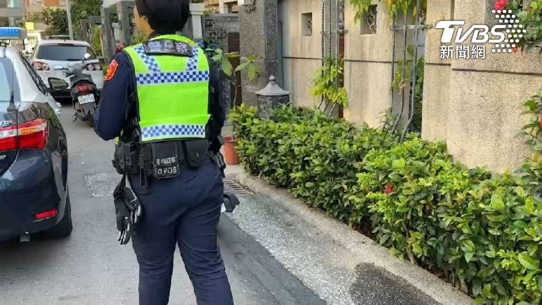 阿伯擅自塗改紅線的行為警方已經開罰。(圖/TVBS)