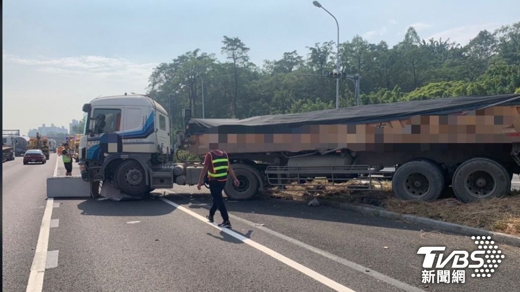 快訊/國1南向鼎金系統砂石車衝破護欄 車流回堵大塞車