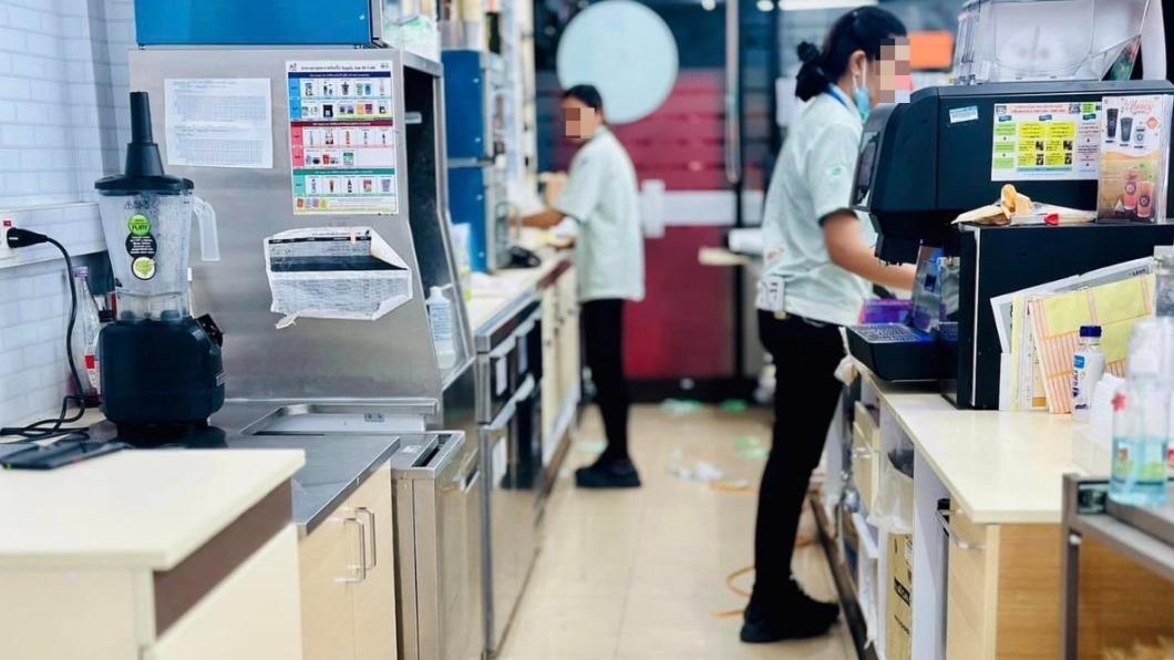 買不到酒氣炸!暴力男大鬧超商 下秒失控「拿剪刀猛刺店員」