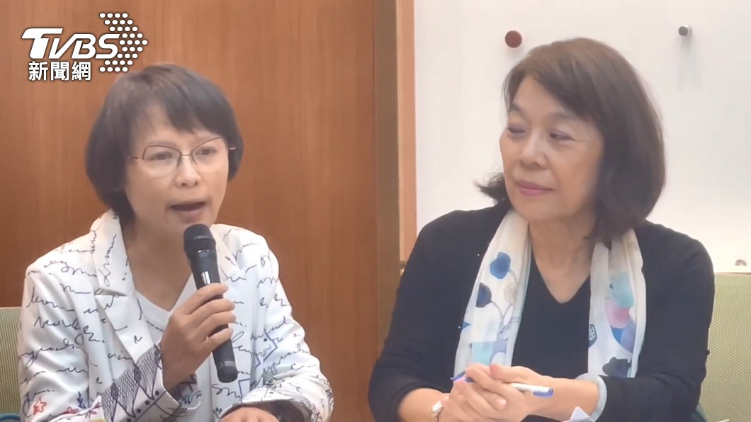 北一女中國文老師區桂芝4日在記者會上痛批「108課綱是個無恥的課綱」。(圖/TVBS)