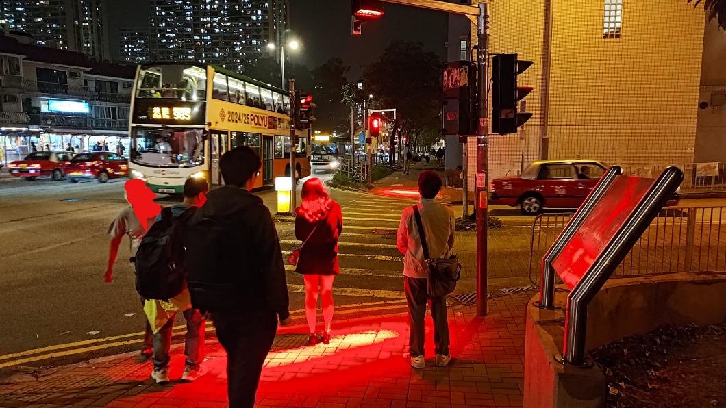 香港的行人穿越線兩側會打大紅光提醒民眾勿低頭滑手機。(圖/翻攝自路上觀察學院 臉書社團)