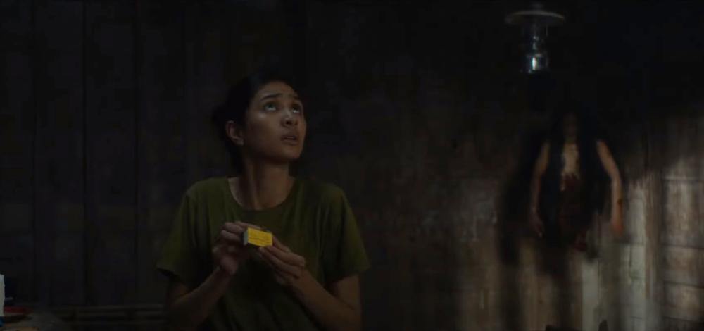 席莉被半身女鬼纏身,試圖點燃蠟燭進行淨化儀式。(圖/威視提供)