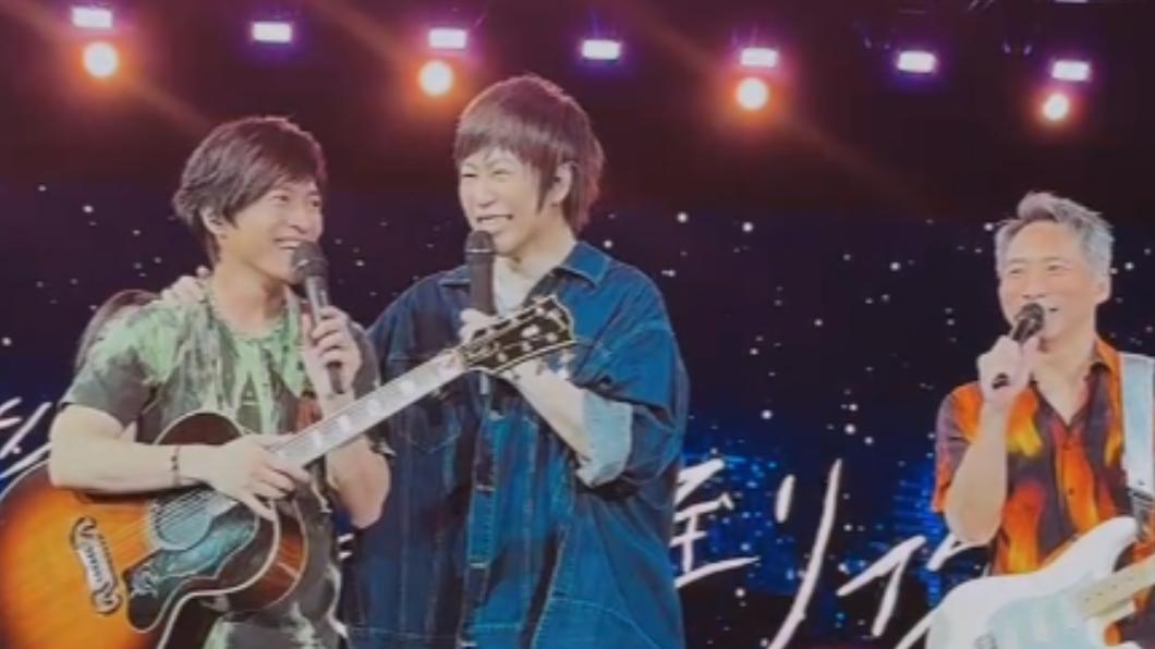 五月天在演唱會上開放歌迷點歌，阿信（中）。（圖／翻攝自五月天IG）