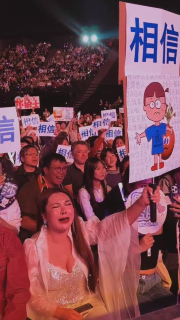 粉絲高舉應援牌激動痛哭，讓阿信等人忍不住上前關心。（圖／翻攝自五月天IG）