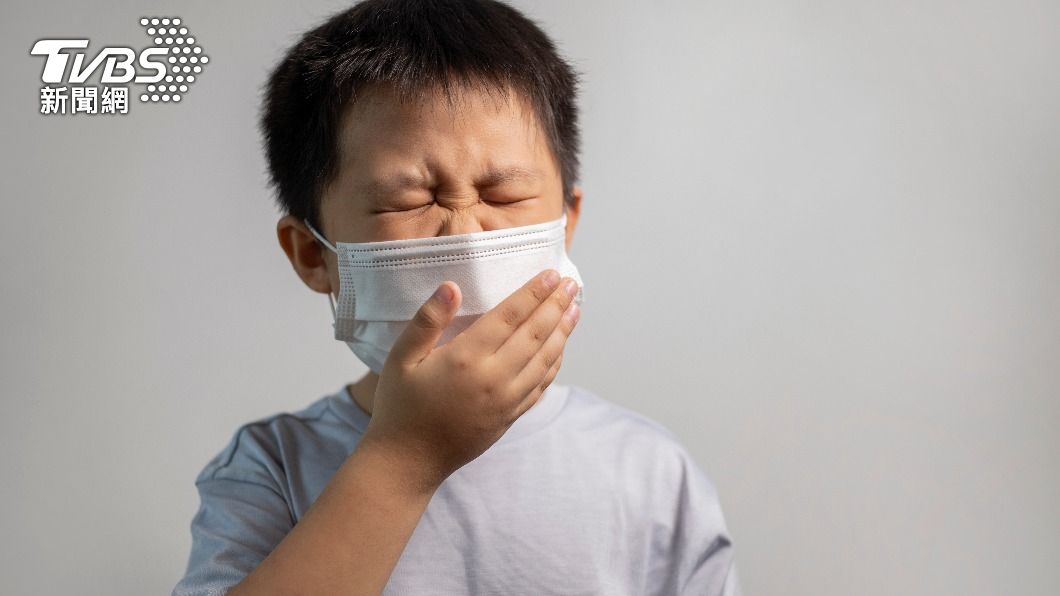 發燒咳嗽3天!小學生悚「背部爬滿紅斑」 醫示警:是黴漿菌