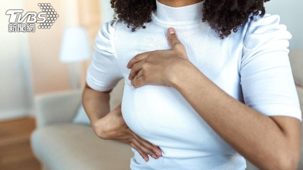 射3發漆彈「打破假奶」!兄弟女友下秒「豪胸沒了」尷尬了