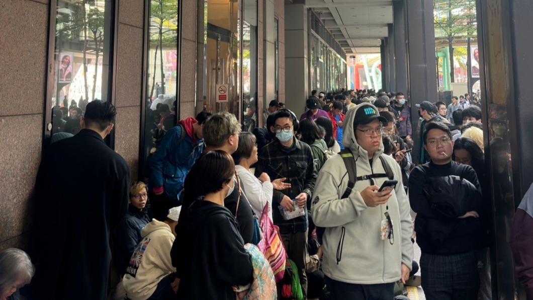 民眾排隊等待寶可夢中心。（圖／許稚佳攝）