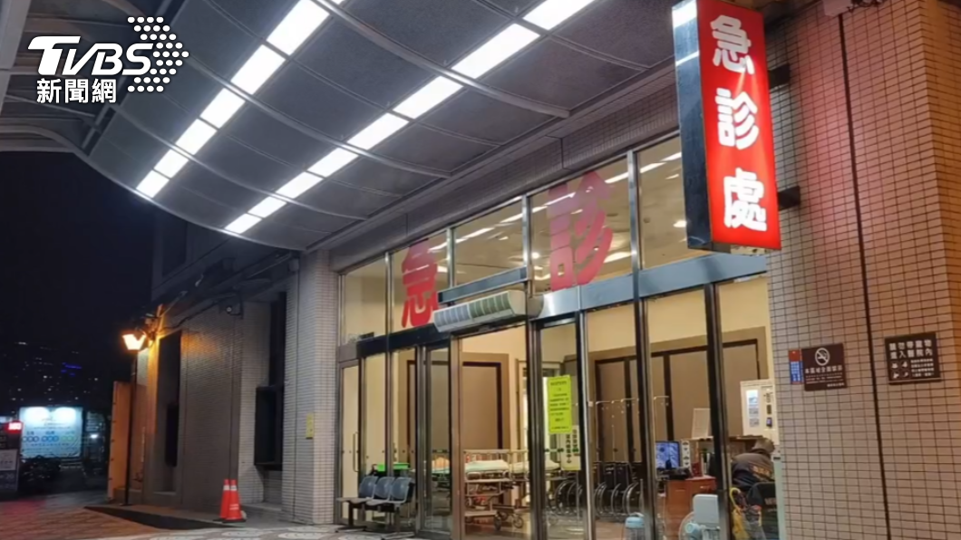 母親腹部被剪刀劃傷送醫。(圖/TVBS)