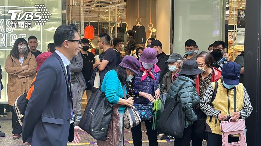 寶可夢中心爆衝突!代排嬤遭眾人怒嗆驅離 黃牛入場券飆8千8