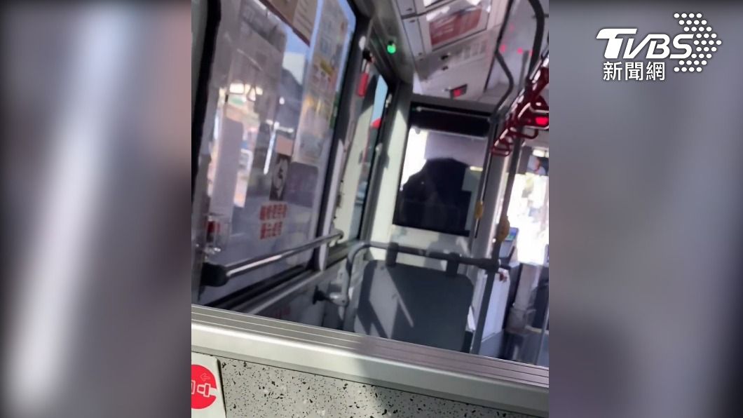 有網友在Dcard上發文痛批高雄某線公車司機向長者大吼,表示「很沒品」。(圖/翻攝自Dcard)