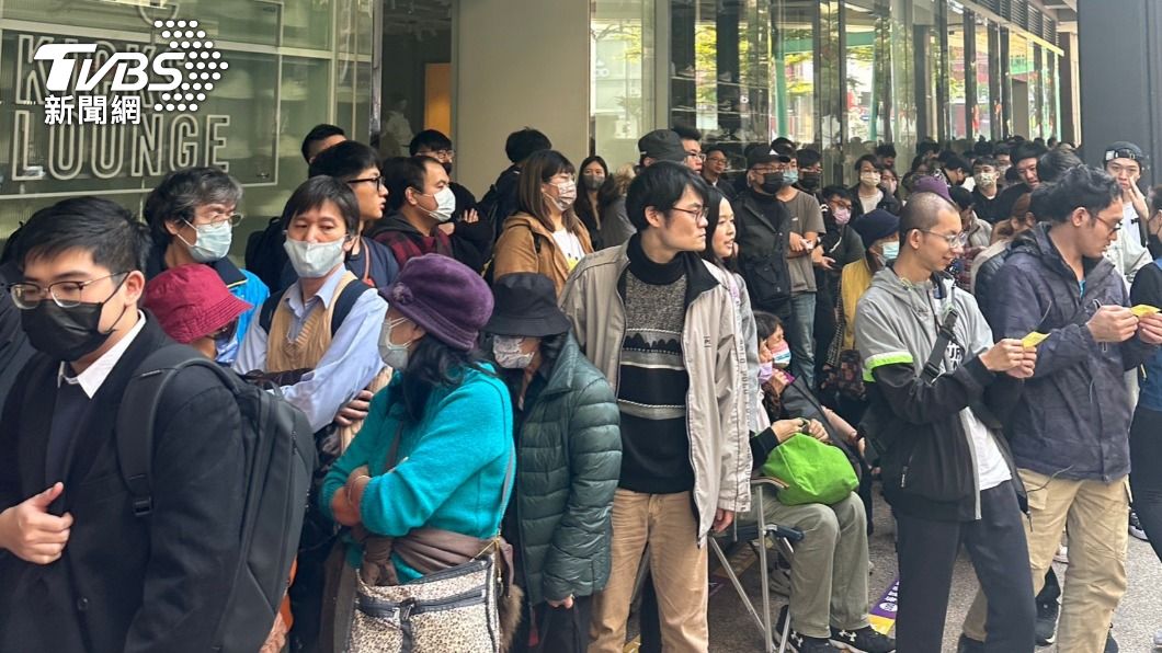 寶可夢中心出現大批排隊人潮。(圖/許稚佳攝)