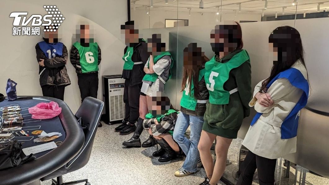 賭場請來多名年輕女荷官。（圖／TVBS）