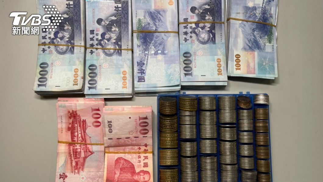 現場查扣賭資和抽頭金。（圖／TVBS）