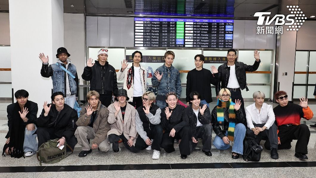 EXILE THE SECOND(後排)與TAKAHIRO(後排右三)帶著師弟團TJBB(前排)來台開唱。(圖/張哲鳴攝)