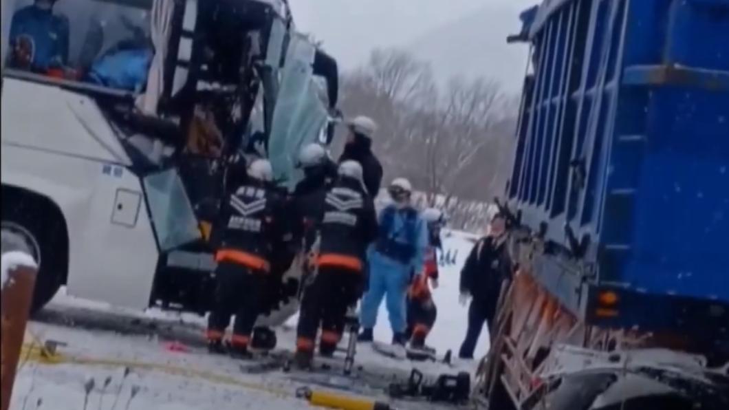 快訊/北海道觀光巴士與貨櫃車碰撞 台灣旅客等10人送醫