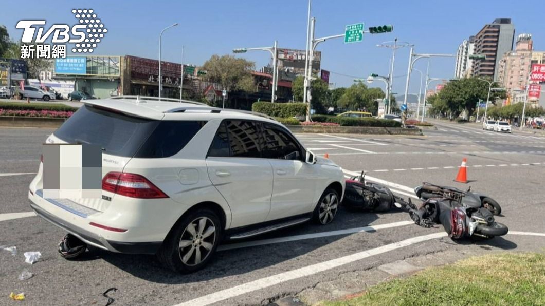 北市死亡事故!賓士路口猛撞4機車 1無辜騎士喪命