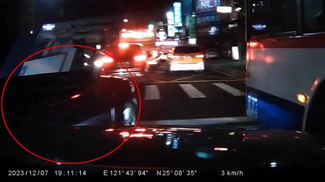 馬三駕駛變換車道撞擊到BMW。(圖/翻攝自爆料公社二社)