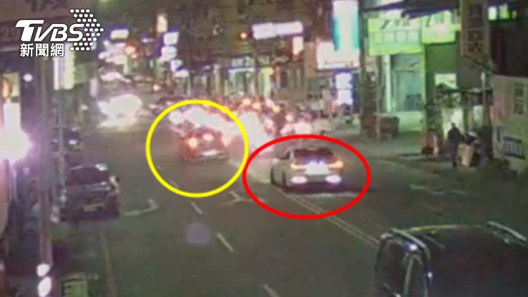 雙方於大街上追車遭警方依公共危險罪送辦。(圖/TVBS)