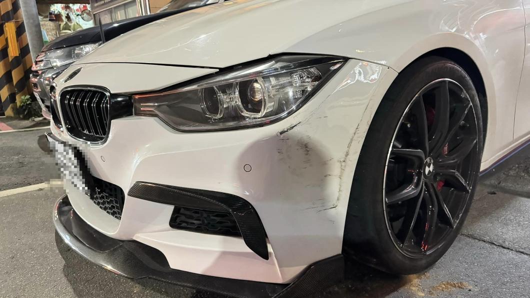 BMW遭撞。(圖/翻攝自爆料公社二社)