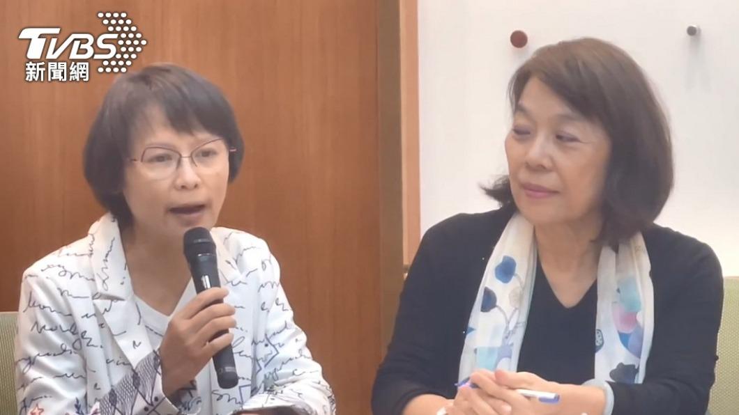 北一女中國文老師區桂芝4日在記者會上痛批「108課綱是個無恥的課綱」。(圖/TVBS)