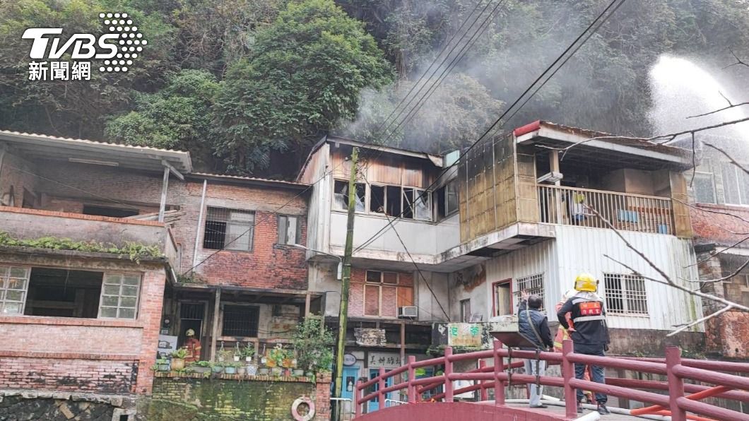 出門除濕機沒關　石碇消防分隊正對面民宅起火黑煙竄天