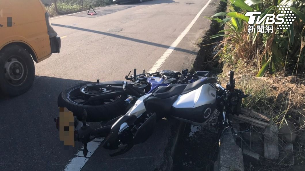 今日我最衰!對向超車 重機騎士急閃雷殘飛水溝